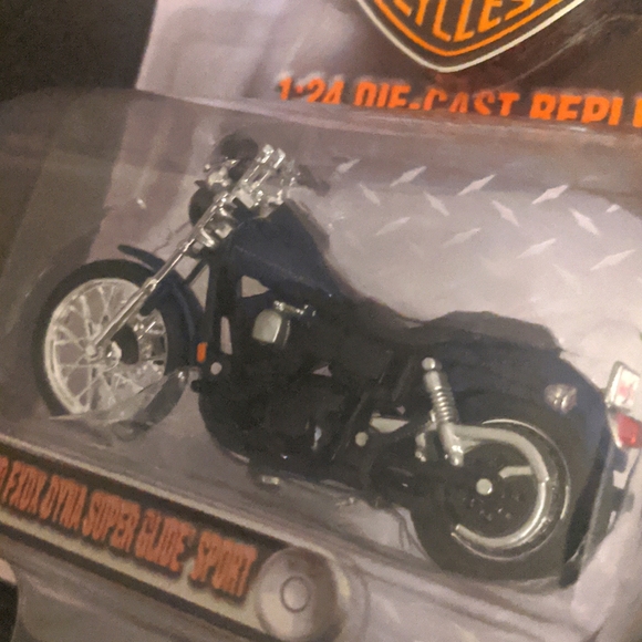 Harley Davidson Motorcycles 1:24 Die Cast Replica - Picture 5 of 7